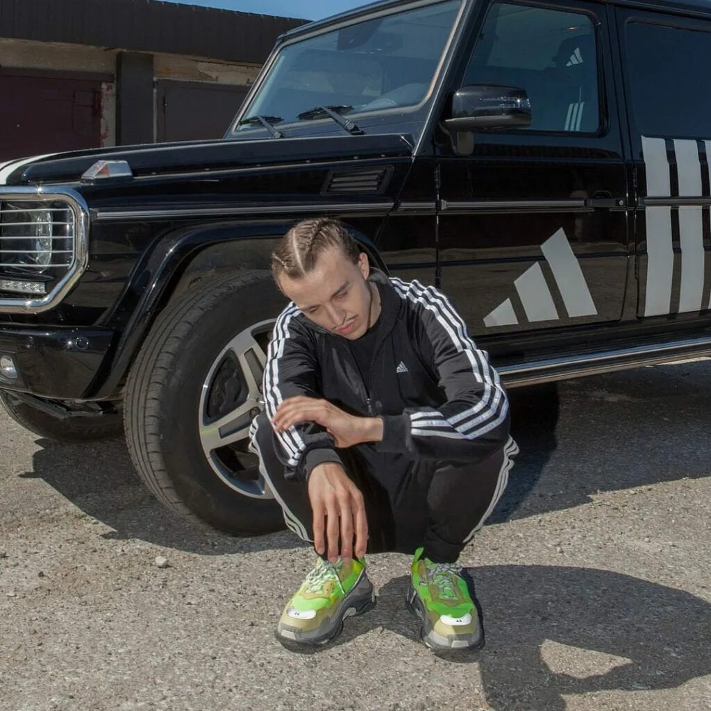 Томми кэш адидас. Tommy Cash adidas Superstar. Adidas Tracksuit Gopnik. Томми кэш адидас длинные кроссовки. Адидас реальная биография