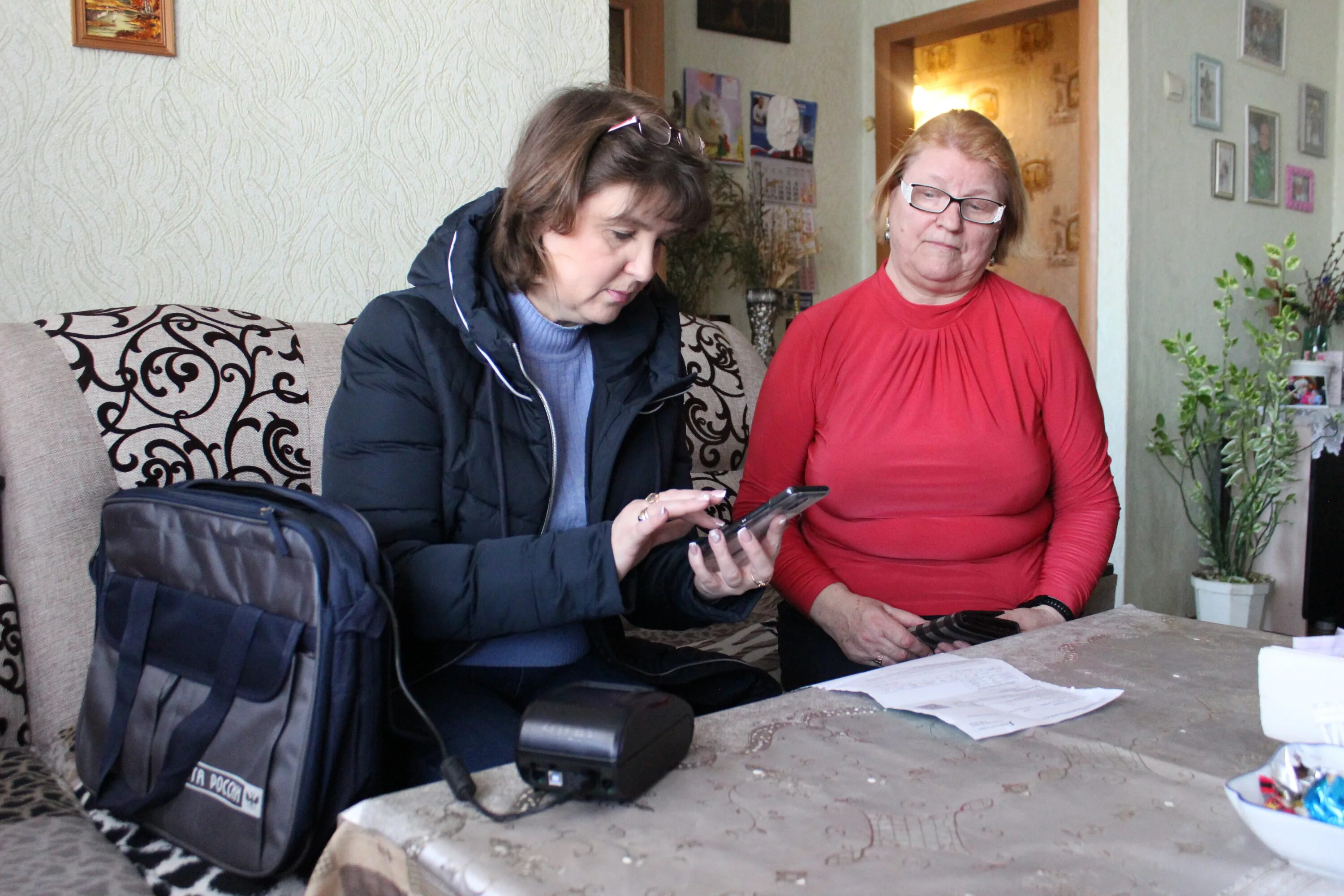 пенсионер и почтальон. доставка пенсии. пенсионеры на почте. почтальон принес пенсию. почтальон в сельской местности.