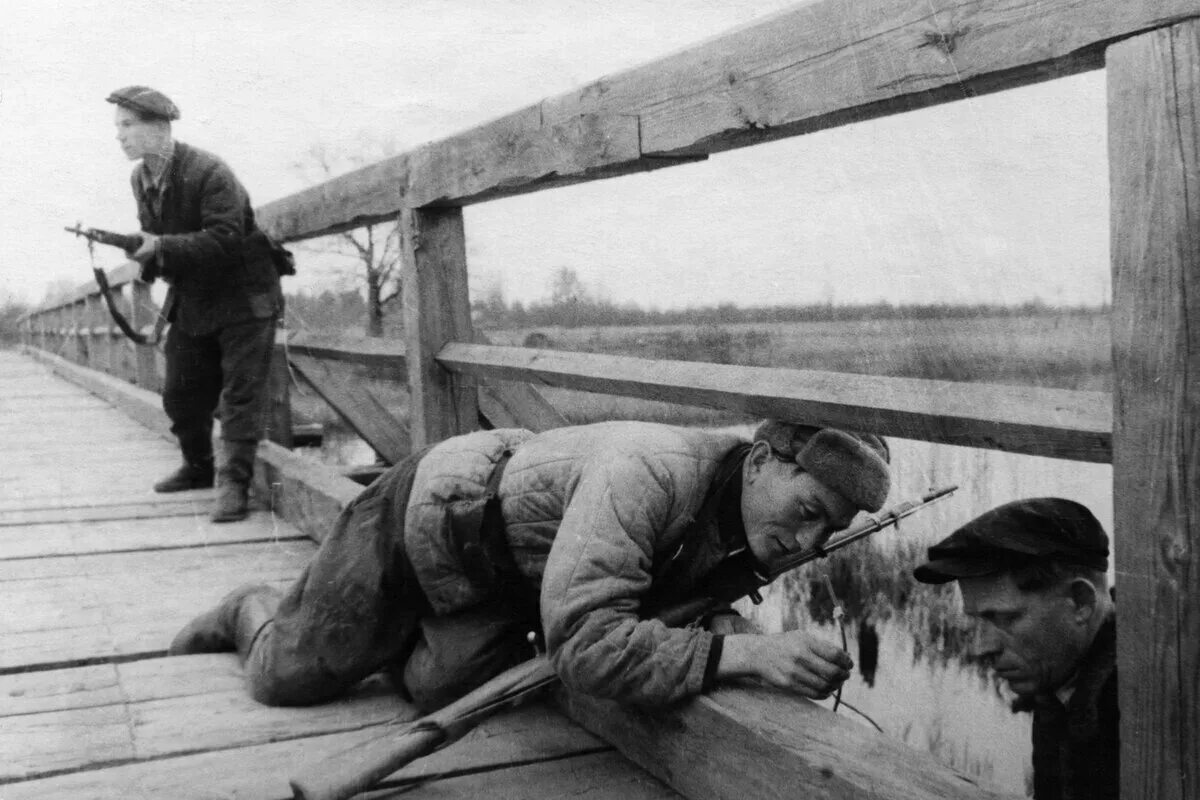 Вторая мировая отряд. Партизаны в Белоруссии 1943. Партизаны взрывают мост 1941-1945.