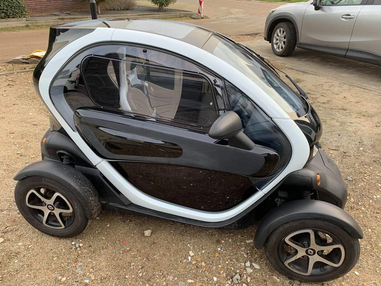 Электрокар Renault Twizy. Стекла Renault Twizy. Renault Twizy kt5111. Renault Twizy с дверьми. Renault окно