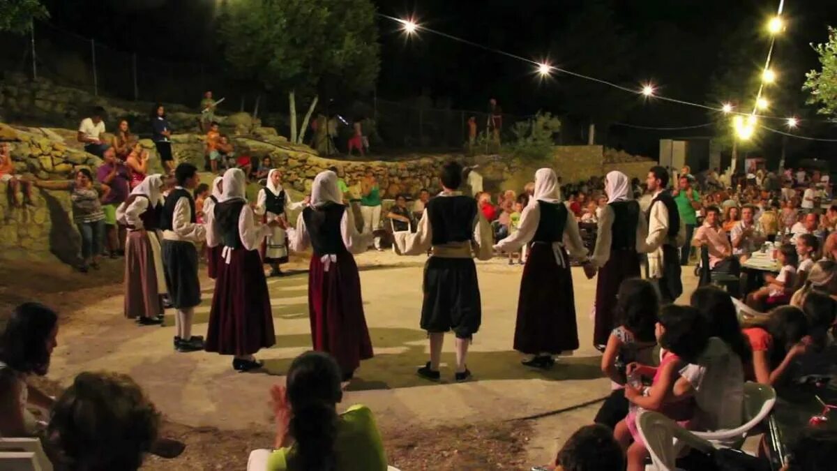 Песнь песней на греческом. Греция люди танцуют. Греческий музыкальный уличный фестиваль. Греки Приазовья музыкальные инструменты. Греческие песни.