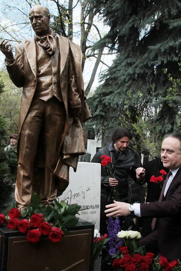 Памятник этушу. Памятник владимиру этушу на новодевичьем. Новодевичье кладбище этуш. Памятник этушу. Памятник лановому этушу и яковлеву.
