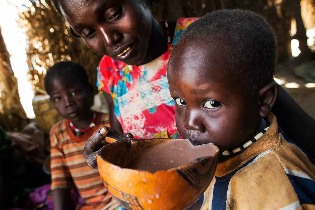 Good africa. Голодающие дети Африки гриф. Африканский папа. Африканский Союз голод.