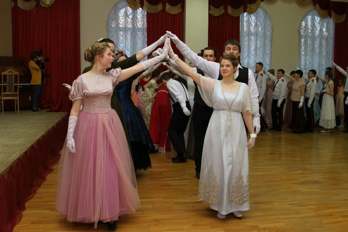 Петербург николаевский бал. Бал первокурсников мгимо. Пушкинский бал платья. Шад бала. Шад бала.