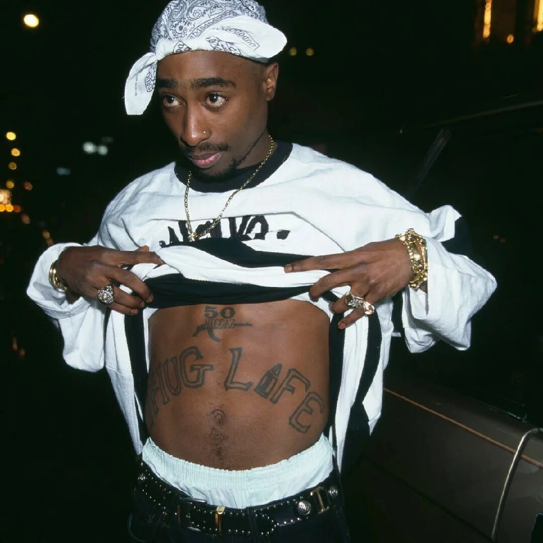 Тупак шакур песни слушать. 2пак шакур. тупак thug life. 2pac рэпер. 2pac распальцовки.