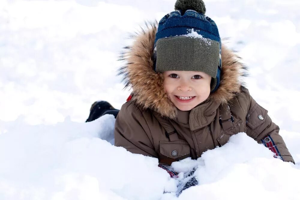 Дети зимой. Зимняя одежда для детей. Мальчик зимой. Дети в снегу.