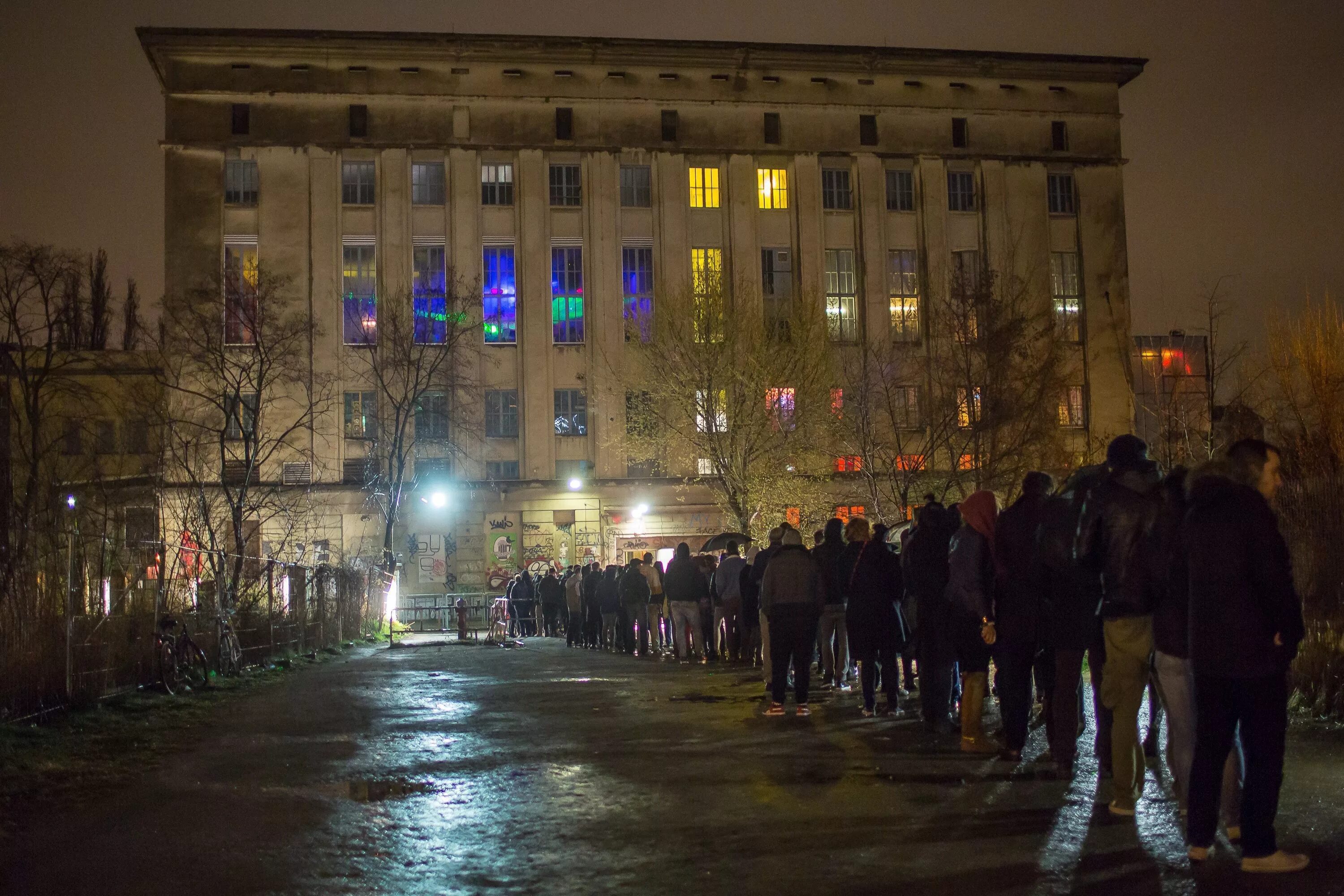Свен бергхайн. Берхайн в берлине. Клуб бергхайн берлин. Berghain клуб в берлине. Бергхайн фейсконтроль.