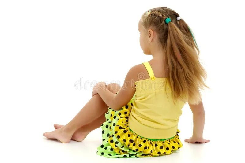 Маленькая девочка сидит на полу в носках. Девочки маленькие на лавке виляют ногами. Девочка маленькая сидит ноги. Маленькая девочка сидя на полу. Включи девочка сидит.