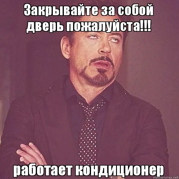 женщина открывает дверь ключом. закрытая дверь. Me закрыл дверь. закрывайте за собой дверь. Me закрыл дверь.