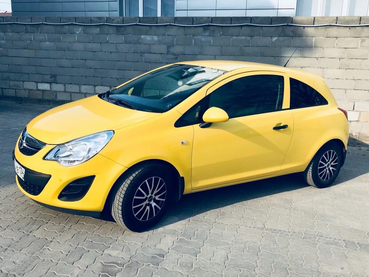 Опель корса какие диски. Opel Corsa 1.2. Opel Corsa Yellow. Опель Корса 2 дверный. Опель Корса хэтчбек.