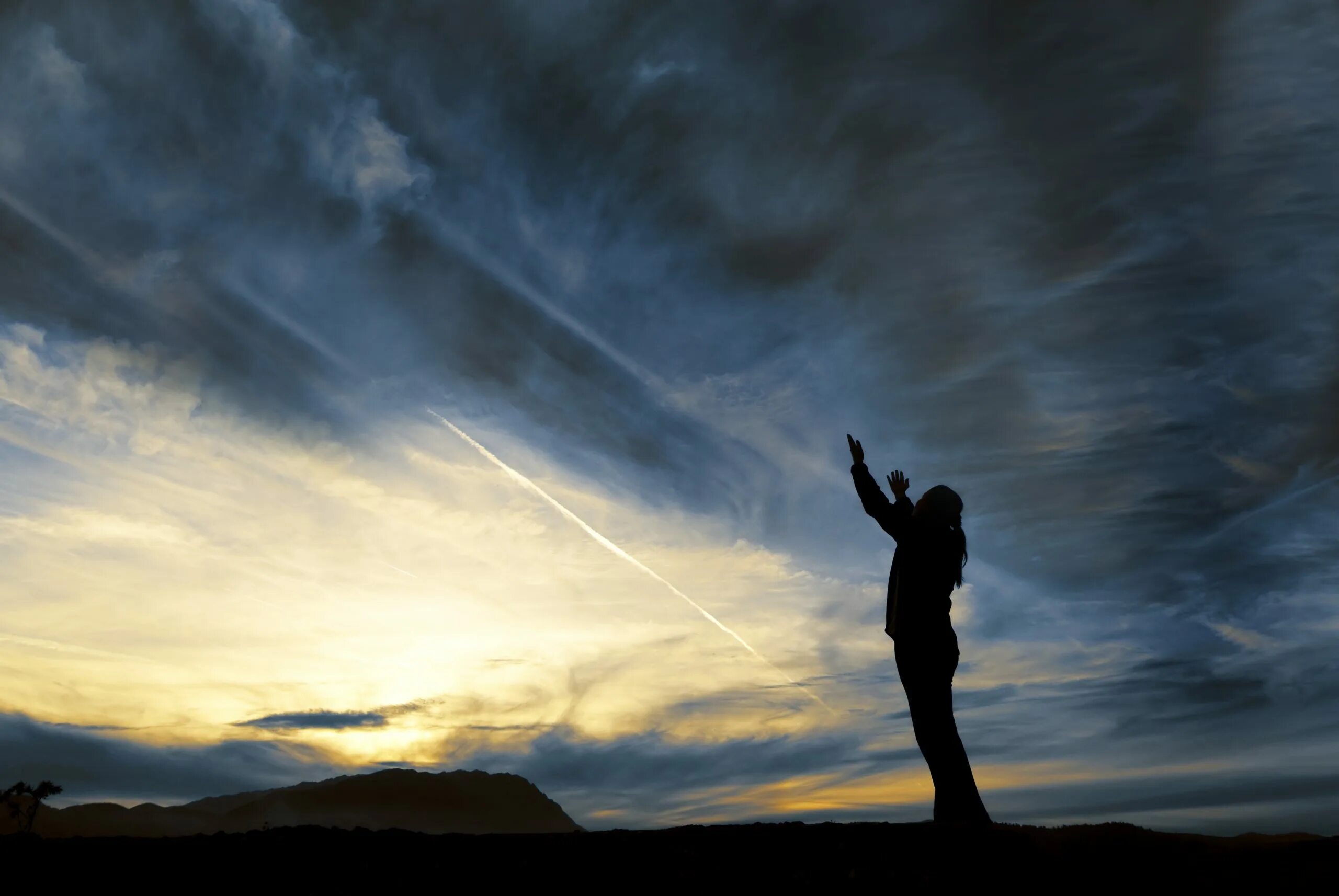 Стихи про бога короткие. Все мысли к богу. Все мысли к богу. Мудрые высказывания о боге. Молящийся на закате.