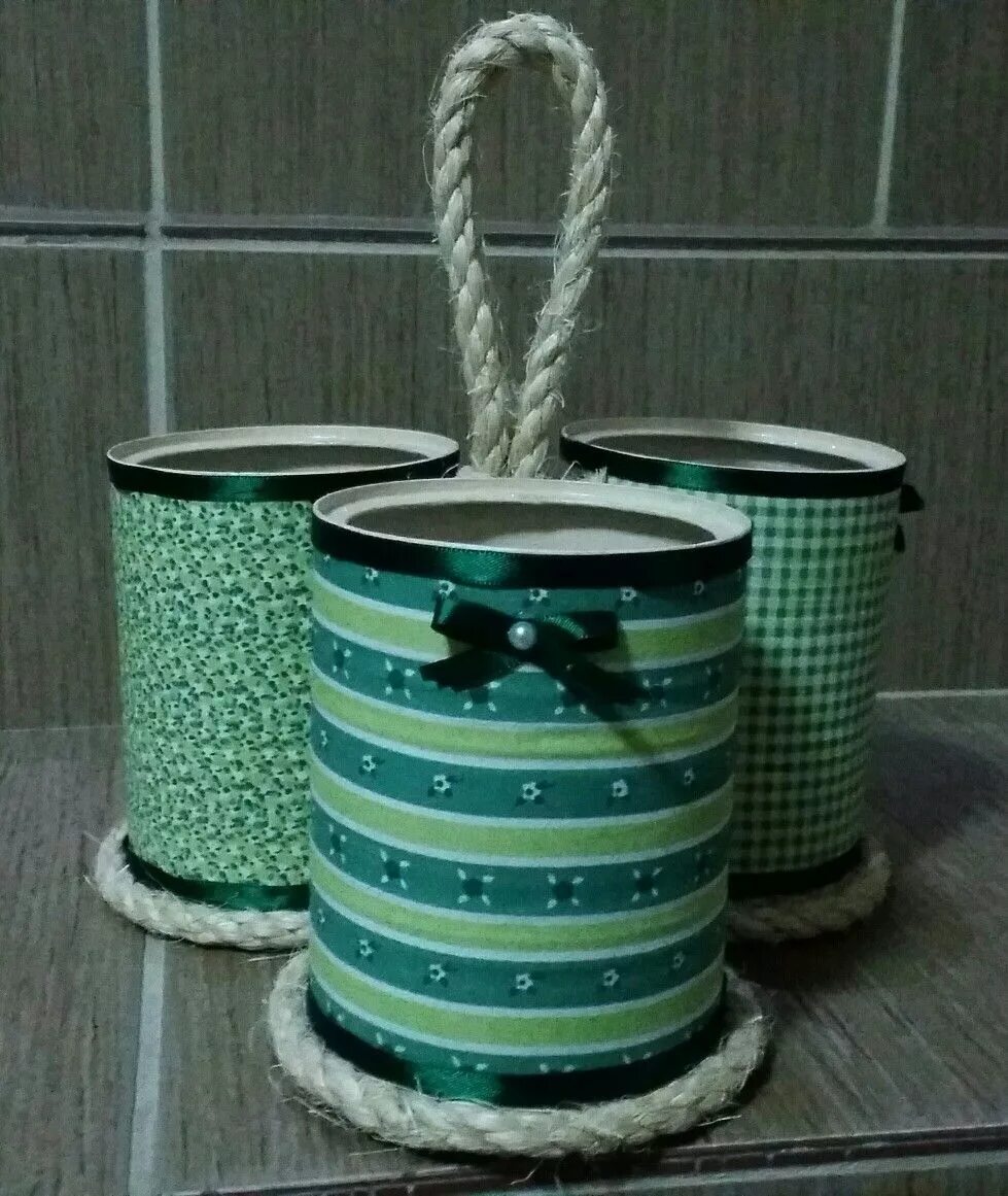 Декор жестяных баночек. Декор из жестяных банок для дачи. Декорировать жестяную банку. Декор железных банок. Как сделать жестяную банку своими руками.