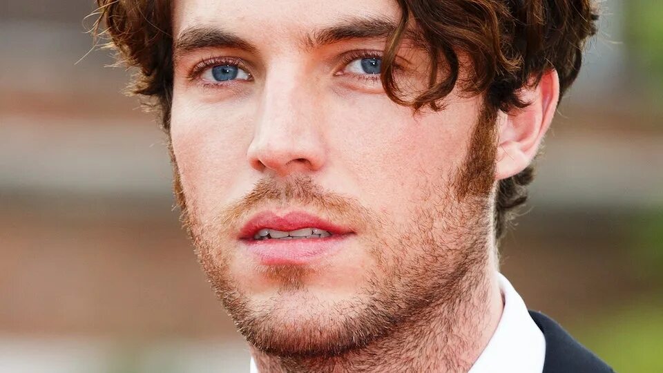 Tom usually play. Том хьюз. tom hughes 2025. том хьюз виктория. том хьюз актер.