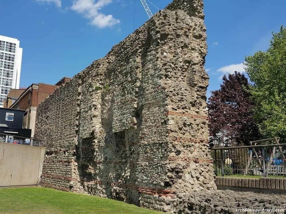 Tower hill. Британия Римская стена Лондиниум. Тауэр Хилл. Лондонская стена Лондиниум. Римская стена Тауэр.