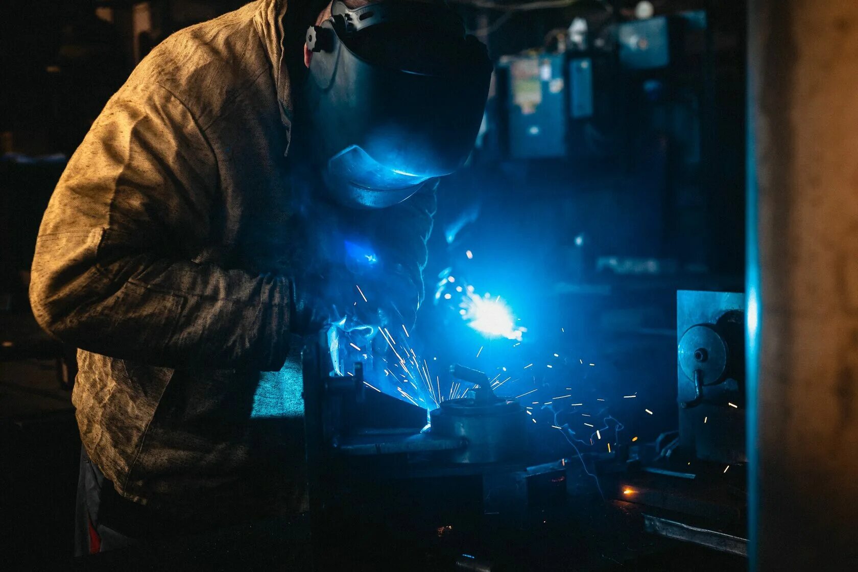 Сварка сварщик. Сварка. Вакансии сварщика воронеж. Сварка обои на рабочий стол. Сварщик.