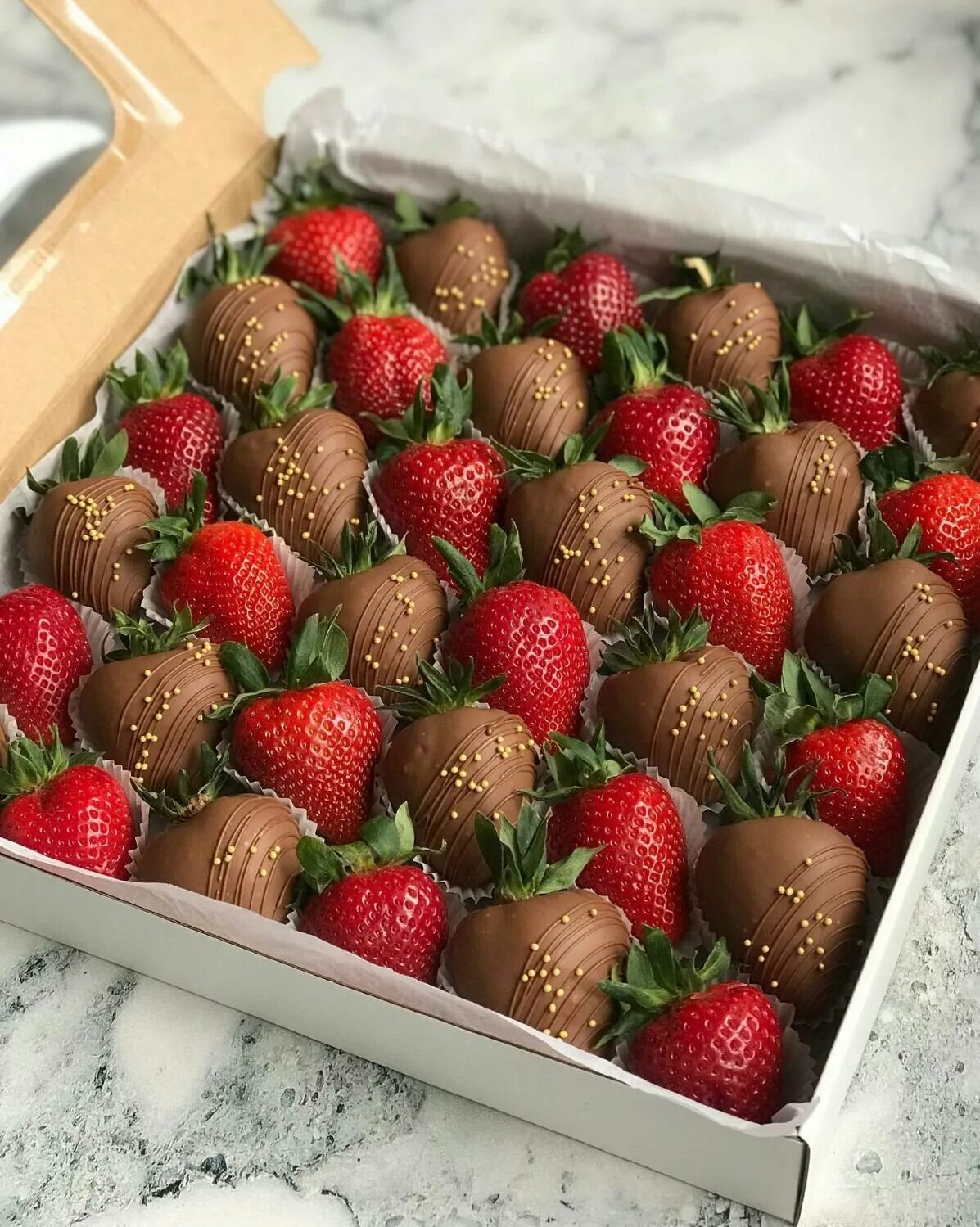 Коробка с клубникой в шоколаде. Коробка с клубникой в шоколаде. Коробка с клубникой в шоколаде. Коробки для клубники в шоколаде. Клубника в шоколаде в коробочке.