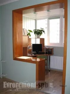 Столы в проеме стены