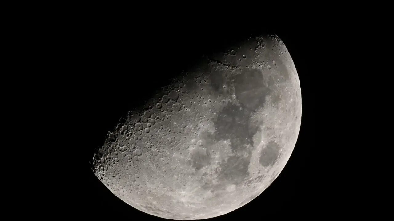 The day of the moon is. Луна обои. half moon. фото луны на телефон. луна psd.