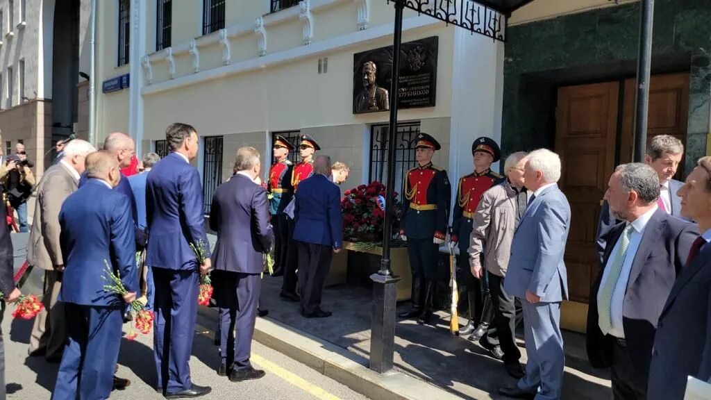 Открытие доски памяти. Открытие мемориальной доски. Мемориальная доска Трубников. Открытие мемориальной доски Трубникову. Открытие дома.