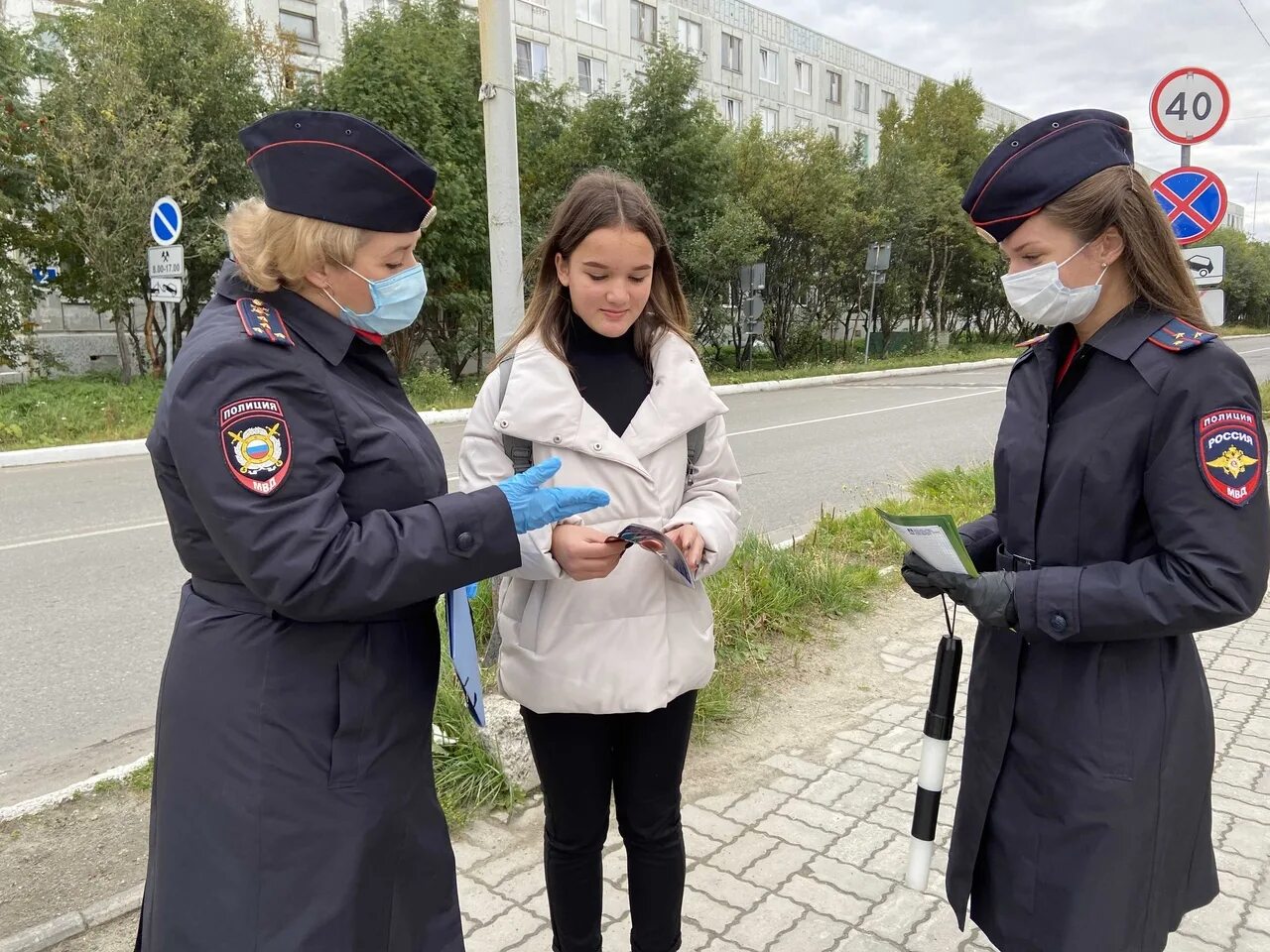 Сайт гибдд мурманск. Зато Александровск Мурманской. Сотрудница полиции. Инспектор ГАИ Мурманск. ГИБДД зато Александровск Мурманской.