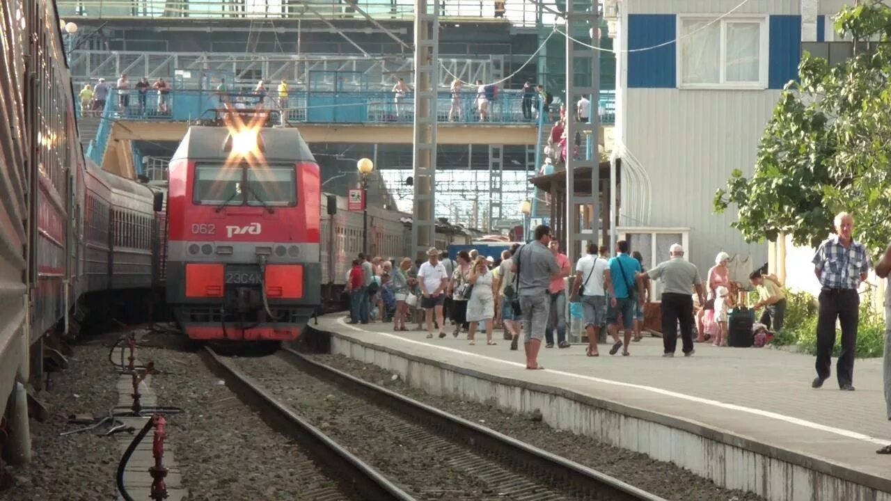 2эс4к с поездом Екатеринбург-Адлер. Поезд Нижний Тагил Адлер. Прибывать на вокзале. Поезд прибывает на вокзал. Железнодорожный приезд