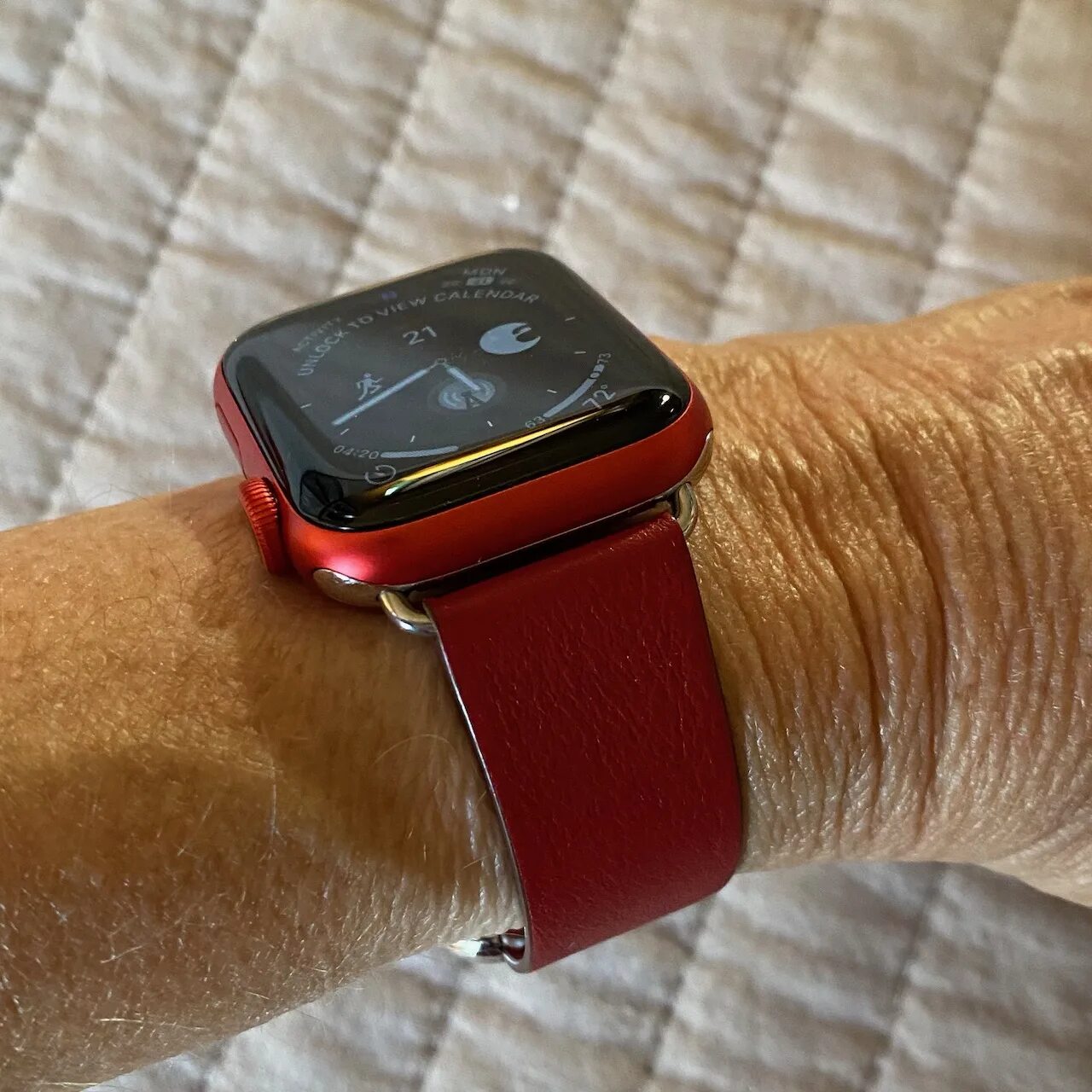 7 45 часы эпл вотч. Apple watch 6 44 mm Red. Apple watch 7 45mm Red. Apple watch 6 product Red. Apple watch Series 6.
