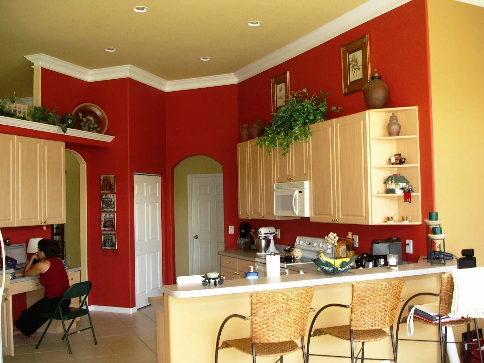 Какая лучшая краска для кухни. Крашенные стены на кухне. Интерьер кухни краской. Крашеные стены в интерьере кухни. Окрашивание стен на кухне.