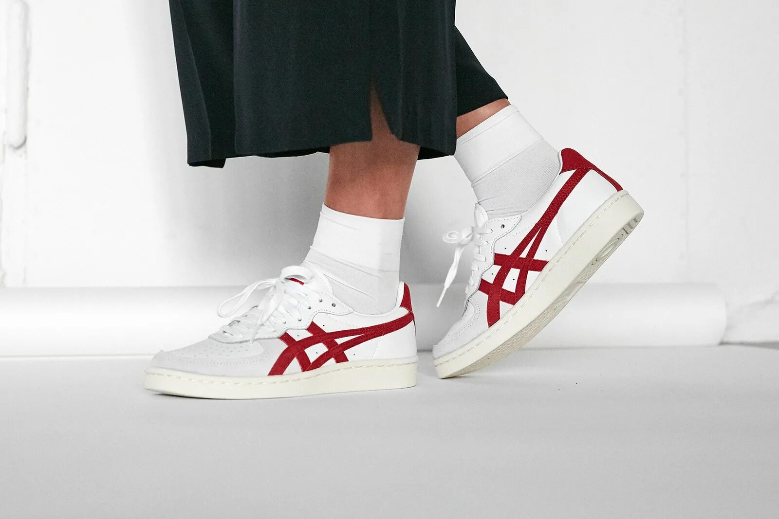 Японский бренд кроссовок. ASICS Onitsuka Tiger Japan. ASICS Onitsuka Tiger GSM. ASICS Onitsuka Tiger на ноге. Onitsuka Tiger GSM White/Classic Red Scarpe.