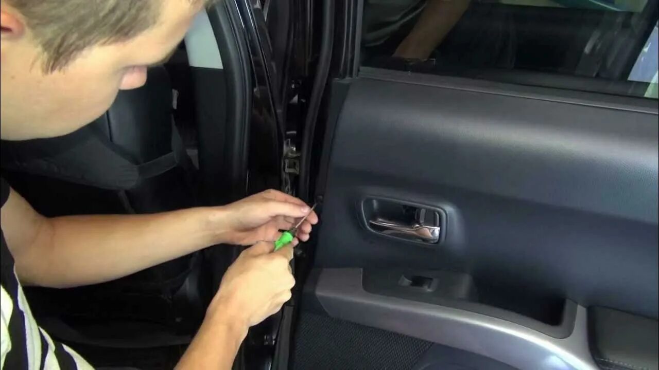 Разборка двери на Mitsubishi Outlander - YouTube