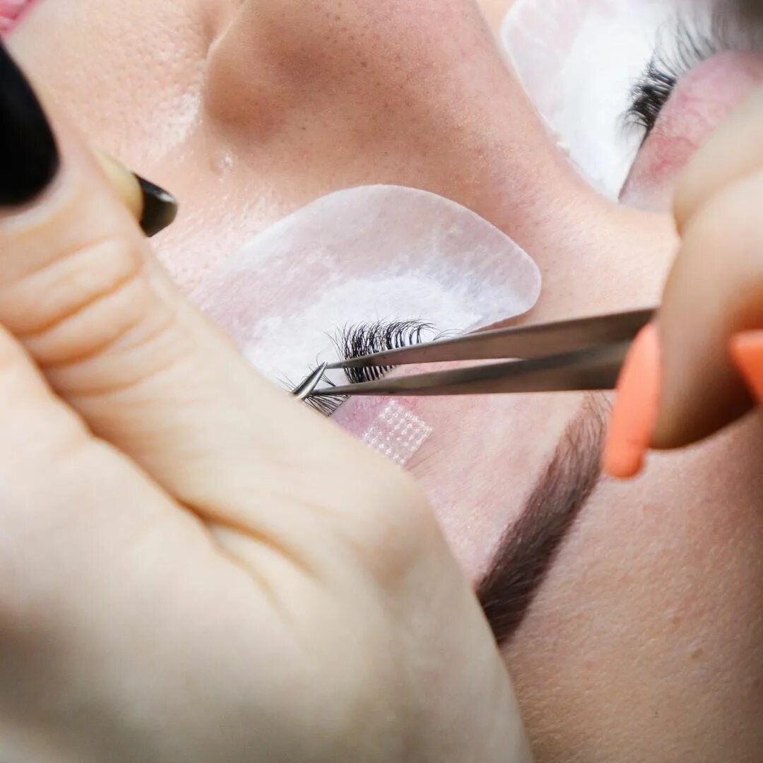 ресницы для наращивания. постановка рук при наращивании ресниц фото. наращивание ресниц эстетика. обучение наращиванию ресниц воронеж. наращивание ресниц обучение.