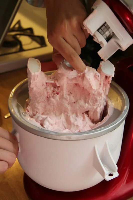 Strawberry ice cream machine девочка. Strawberry ice cream machine. strawberry ice cream machine гифка. strawberry ice cream machine 18. strawberry ice cream machine фулл.