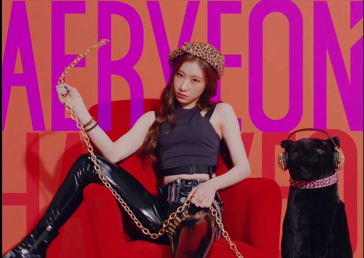 Chareyong itzy. Обои itzy cheshire. Черен на английском itzy. Черен на английском itzy. Itzy icy черён.