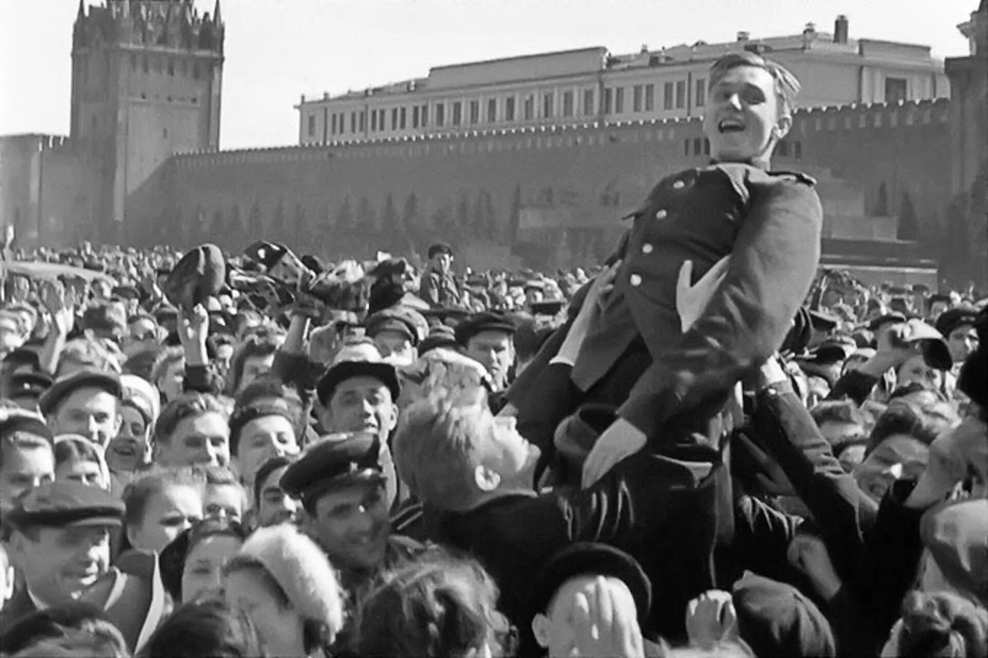 Великое счастье победа. Победа 9 мая 1945. радость победы 1945 салют. парад победы 1945 радость победы. празднование дня победы в 1945 году.
