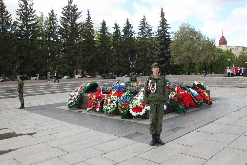 5 мая челябинск. Вечный огонь Челябинск караул. Почетный караул Челябинск. Калуга Почетный караул вечный огонь. Памятник вечный огонь.