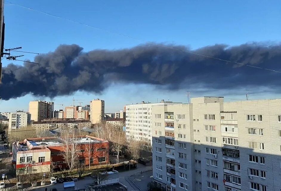 Сильный запах гари. Оборона Тюмень район. Пожар дом обороны Тюмень. Пожар на Бабарынке в Тюмени. Запах Гари Тюмень.