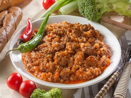 Гречка с мясом в томатном соусе. Пюре с томатной пастой. Гречка с томатной подливкой. Гречка с мясными шариками. Гречка с томатной пастой на сковороде.
