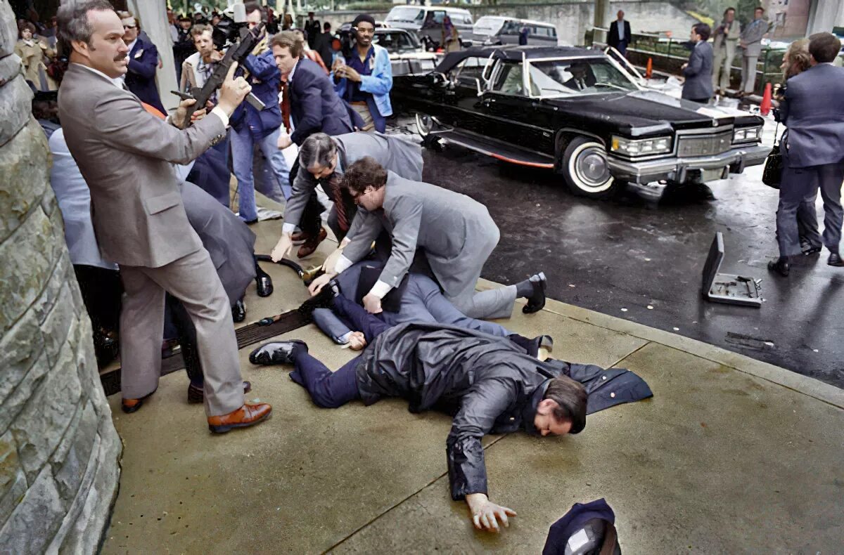 Пережил покушение. Джон Хинкли покушение на Рейгана. Рональд Рейган покушение. Покушение на Рональда Рейгана 1981.