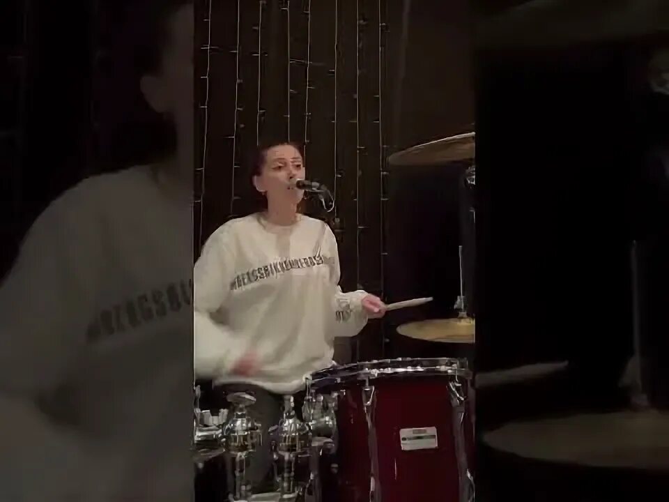 Сегодня у меня музыкальное отношение к жизни все по барабану. Песня по барабану волшебники двора. Африканцы танцуют прикол видео. А я танцую мне по барабану песня. Алена свиридова по барабану.