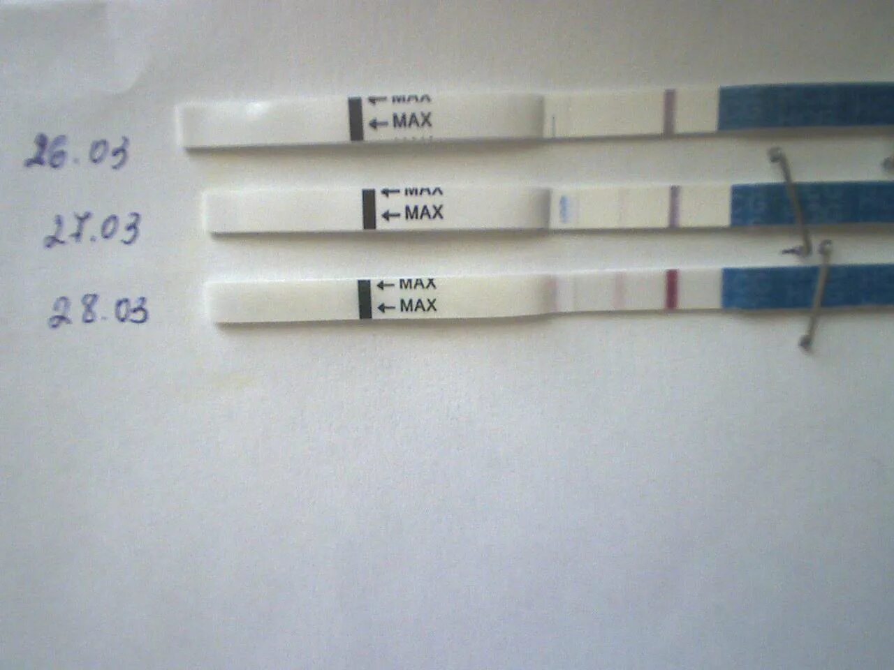 Что значит видеть тест на беременность. Вторая полоска на тесте. Вторая полоска на тесте белая. Белая полоска на тесте на беременность. Если вторая полоска белая.