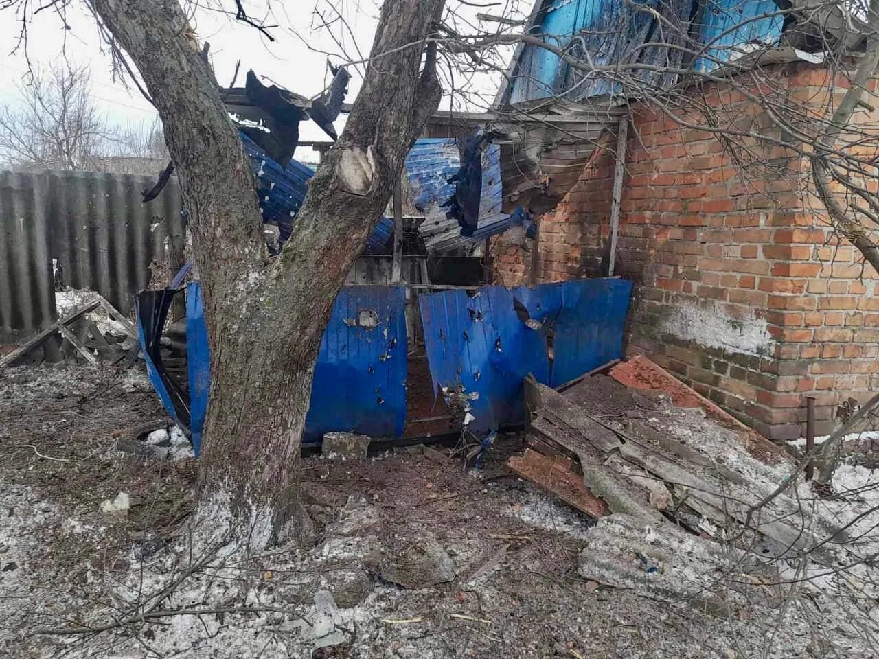 Белгород бомбежка 2022. Белгород попал под обстрел. Обстрел курской области сегодня. Обстрел белгородской области разрушения. Разрушенные дома.