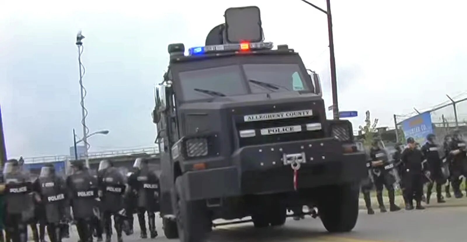 Lrad акустическое оружие. слезоточивый газ usa police. орудие для разгона демонстрации. машины для разгона демонстраций в россии. автомобиль для разгона демонстраций.