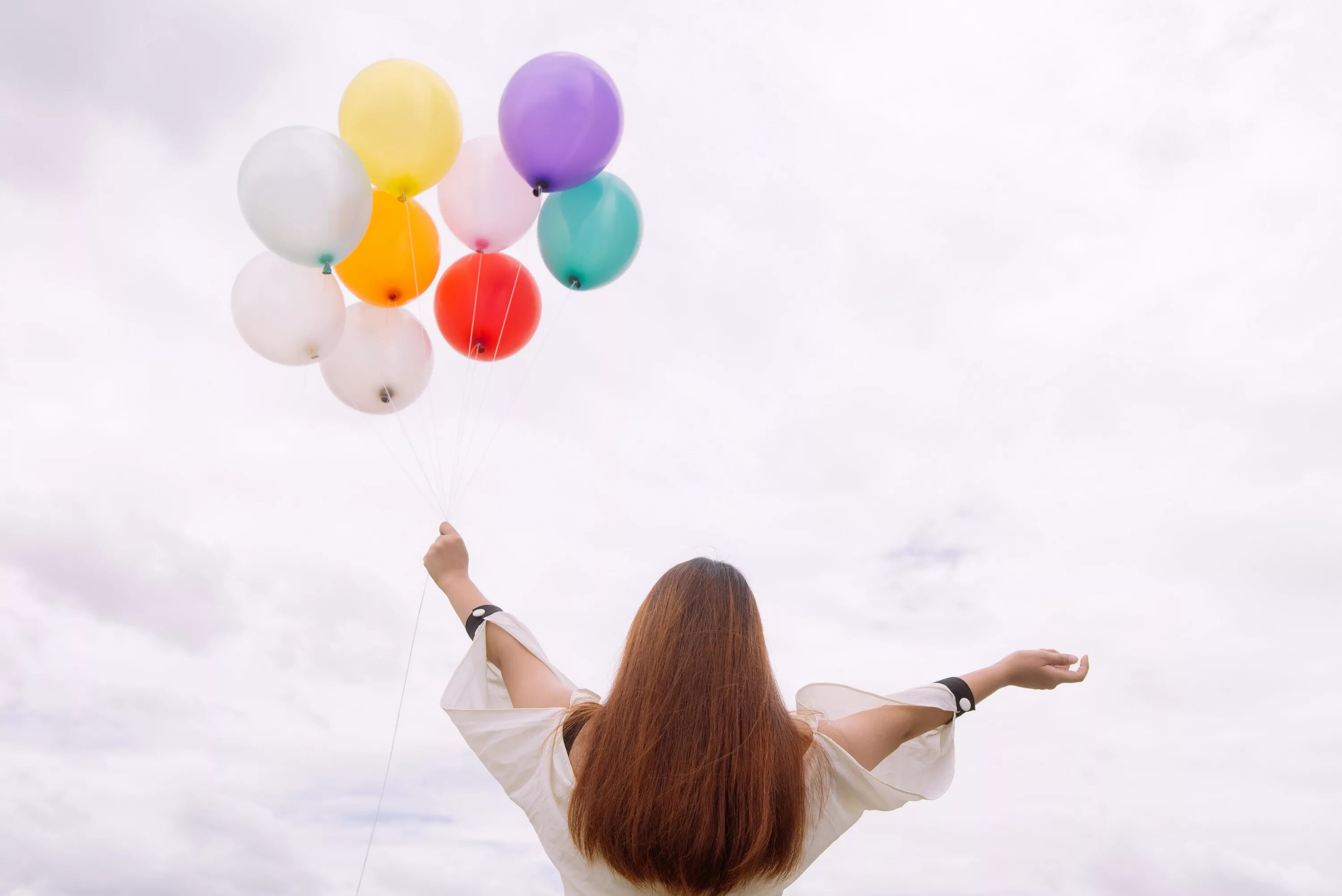 Девушка с шариками воздушными. Воздушный шарик в руке. Шарики в небе. Счастливая девушка с шариками.