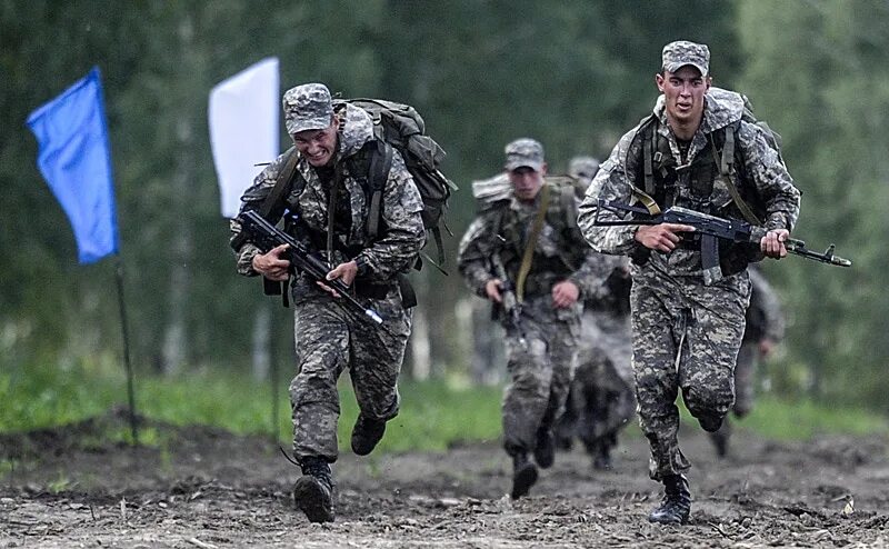 Убежавший солдат. Спецназ бежит. Солдат бежит. Военные бегут. Марш бросок в армии.