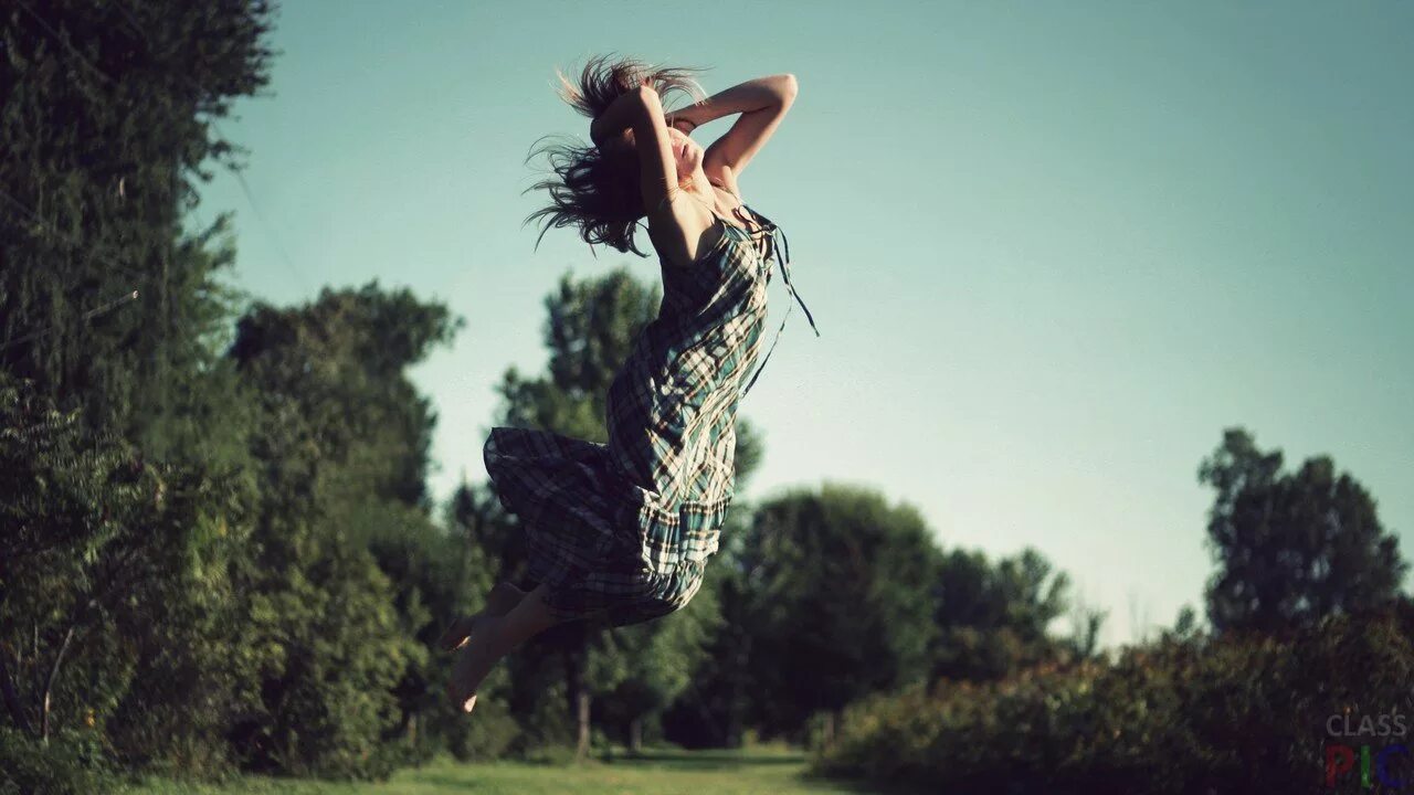 Девушка прыгает на длинном. Девушка прыгает на длинном. Девушка бежит в платье. Девушка в платье прыгает. Счастливая девочка.