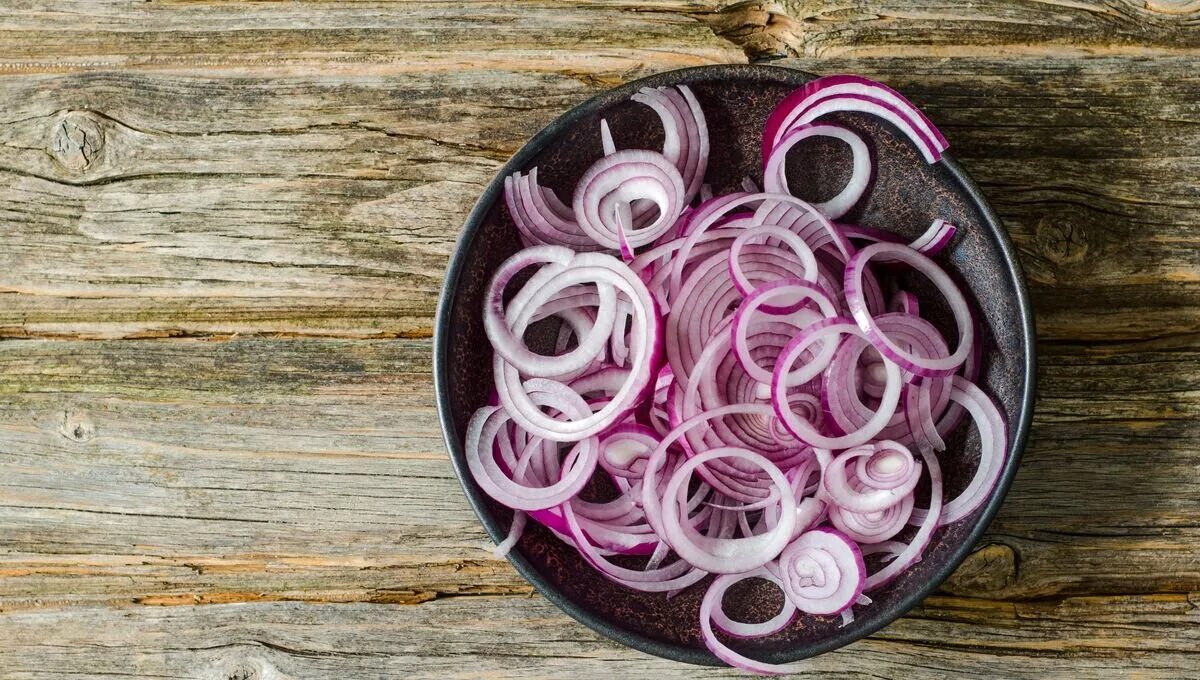 Лук нарезанный кольцами. Красный лук кольца. Красный лук нарезаем кольцами. Лук репчатый порезанный колечками. Красный лук жарить можно