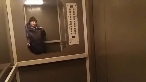 Пассажир равномерно опускающегося лифта