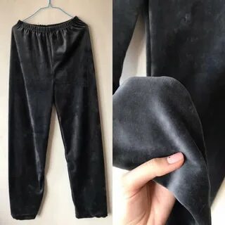 Дженна Хэйз мен Алексис Техас денелерін көрсетіп, бір әтешті сипады