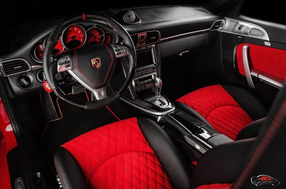 Глянцевый салон. Черный Порше 911 с красным салоном. Porsche 911 Carrera 4s VII черный с красным салоном. Porsche 911 Carrera 4s салон. Порше 911 вишневый салон с белым.