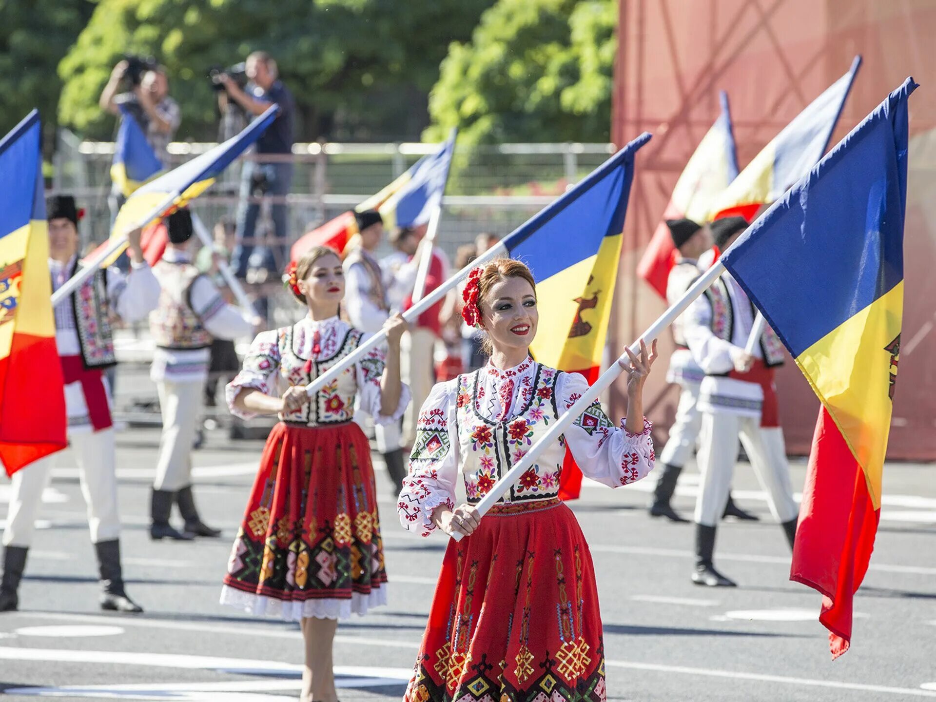 Молдова белоруссия. День независимости Молдовы. Лимба ноастрэ в Молдове. Лимба ноастрэ праздник. День независимости Молдовы 1991.