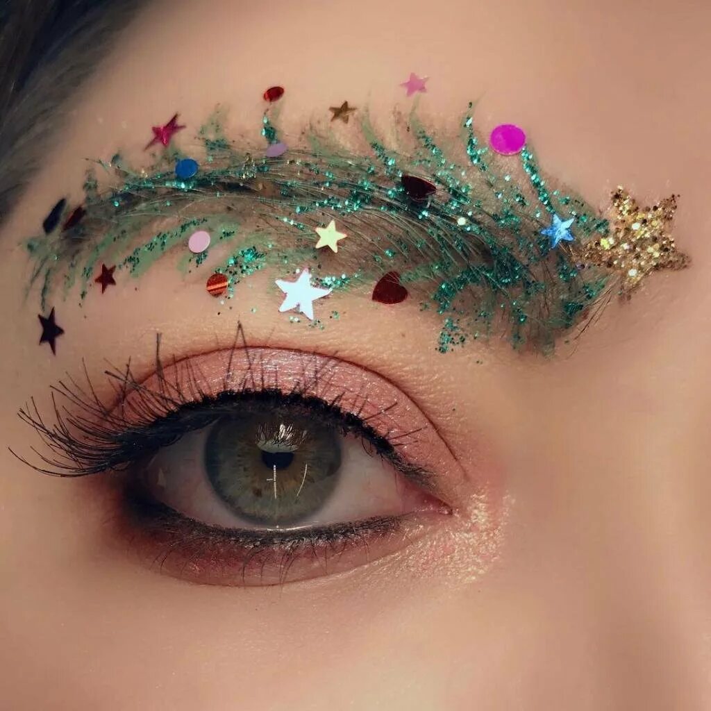 Необычный макияж глаз. Макияж на новый год с глиттером. Глиттер holographic silver. Глиттер на новый год. Блестки на лице.